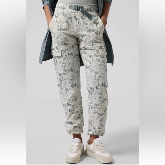 Athleta Trekkie Convertible Hike Pant Size 10 T Bloom Magnolia White #988053 - Picture 1 of 12